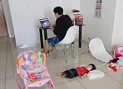 Bố cho hai con sinh đôi đi ngủ nhàn tênh nhờ 1 bí quyết, các mẹ "mắt tròn mắt dẹt" muốn học theo ngay