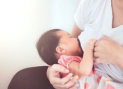 Cho con bú vẫn trang điểm, nàng dâu bị mẹ chồng nói "Không xứng làm mẹ"