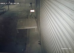 Góc khó hiểu: Đang ngồi trong nhà, người đàn ông mặc áo mưa ra gốc cây giữa phố cổ "sửa khóa quần"