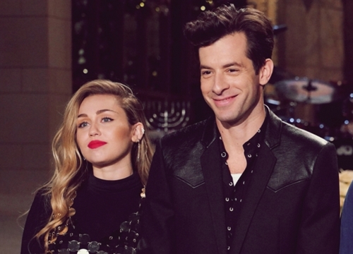 Miley Cyrus xác nhận bắt tay với Mark Ronson: Ca khúc này sẽ khiến bạn gọi cho những người yêu cũ mà bạn từng có