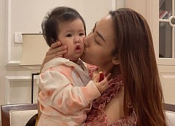 Biểu cảm cực yêu của con gái Lê Phương khi được Ngân Khánh hôn