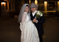 Nam ca sĩ Dwight Yoakam đón con đầu lòng ở tuổi 64