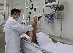 Người đàn ông bị rắn hổ mang chúa cắn: Tình trạng nhiễm độc giảm