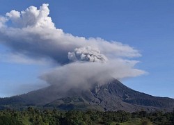 Núi lửa Indonesia phun cột khói bụi cao một km