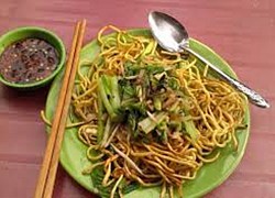 Quán mì xào giòn bán hơn 15 năm ngon và rẻ