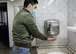 Tại sao nên đeo khẩu trang khi sử dụng nhà vệ sinh công cộng?