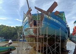 Tàu cá tông nghiêng trụ điện cao thế ngoài biển