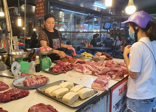 Thịt lợn giảm 10.000 đồng/kg, rau xanh tăng giá mạnh
