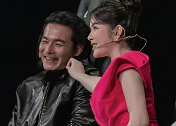 Từng đăng đàn 'đá đểu' Lý Nhã Kỳ, Quách Ngọc Ngoan bất ngờ thân thiết với đàn chị ngay trên sân khấu