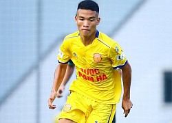 Tuyển thủ Nam Định chảy máu mũi ở buổi tập của U22 Việt Nam