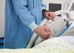 Vào phòng sinh cùng vợ, chồng có hành động khiến bác sĩ không đỡ đẻ nổi