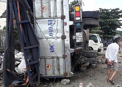 Xe tải mất lái lật đè chết người đi trên vỉa hè