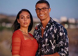 C. Ronaldo vừa khiêu vũ vừa hôn bạn gái