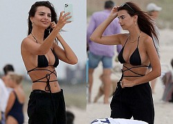 Emily Ratajkowski mải mê selfie trên bãi biển