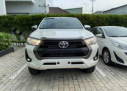 Giá 674 triệu đồng, Toyota Hilux 2020 số tự động 1 cầu trang bị gì?