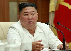 Kim Jong-un họp Bộ Chính trị về Covid-19 và lũ lụt