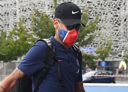 Neymar bịt kín mặt trong ngày trở về Paris