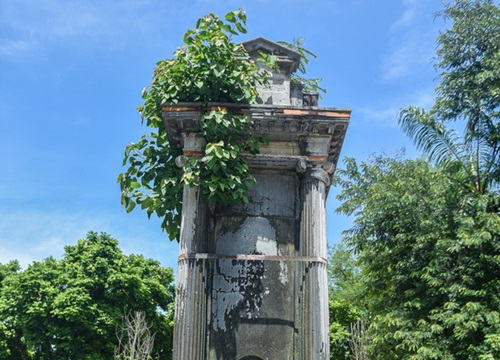 Tượng đài Hà Nội: bong tróc, phủ rêu phong, có nơi nẹp thép nhiều năm