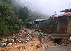 Tiết kiệm tiền đi bản Cát Cát, cô gái "giận tím người" vì gặp mùa lũ