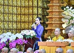 Angela Phương Trinh diện áo dài đẹp tựa tiên nữ trong ngày lễ Vu Lan