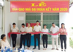 Bàn giao nhà "Đại đoàn kết" cho hộ nghèo