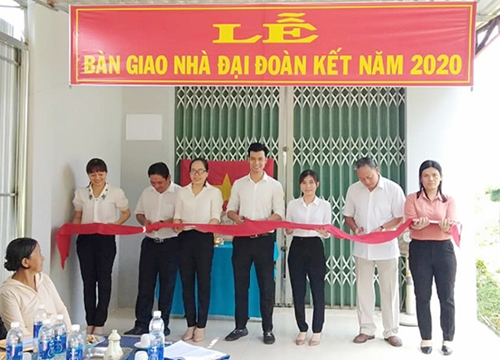 Bàn giao nhà "Đại đoàn kết" cho hộ nghèo