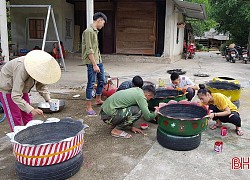 "Biến" lốp xe thành chậu hoa làm đẹp làng quê nông thôn mới ở Vũ Quang