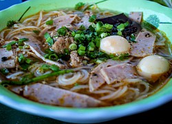 Bún riêu cua ăn với tỏi ở Lý Sơn