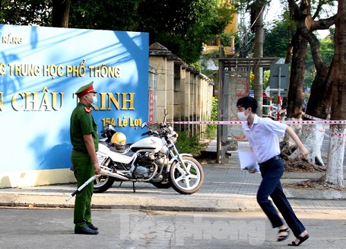 Đà Nẵng: Thí sinh ăn vội gói xôi, hớt hải chạy vào điểm thi