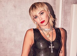 Đỏ mặt với chiếc áo ba lỗ xuyên thấu lộ ngực phản cảm của Miley Cyrus