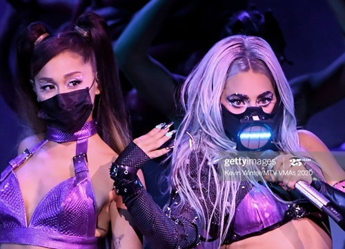 Lady Gaga, Ariana Grande mang khẩu trang biểu diễn tại VMAs 2020