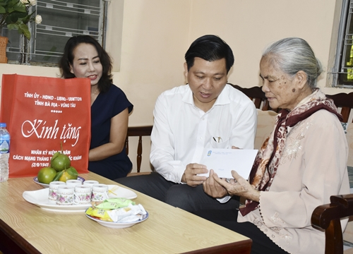 Lãnh đạo tỉnh thăm, tặng quà gia đình chính sách, người có công