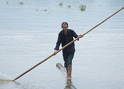 Người đàn ông đi trên sông ở Trung Quốc