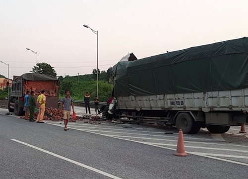 Hai xe tông nhau trên cao tốc Nội Bài - Lào Cai, một người tử vong