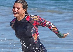 Sofia Richie xinh đẹp rạng ngời, đùa giỡn sóng biển ở Malibu