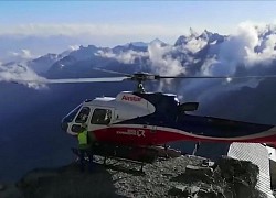 Trực thăng hạ cánh trên đỉnh núi Alps cứu hộ người bị kẹt do lở đất