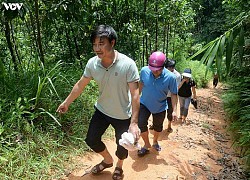 Vùng cao Ba Chẽ: Thầy cô đến vận động, học sinh trốn lên rừng