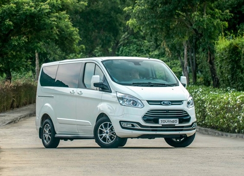 Xe MPV 7 chỗ Ford Tourneo giảm giá gần 100 triệu đồng