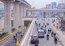 Clip: Cô gái đội mũ bảo hiểm, dừng xe đạp để... &quot;đi đường quyền&quot; giữa ngã tư Khuất Duy Tiến khiến nhiều người hoang mang