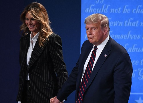 Đệ nhất phu nhân Mỹ Melania Trump đóng bộ suit hàng hiệu cùng gia đình chạm trán quý phu nhân phía đối thủ Joe Biden trong cuộc tranh luận Tổng thống