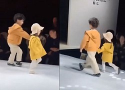 Cậu bé ga lăng dắt tay bạn diễn trên sàn catwalk