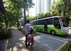 Đang đi đường thì thấy cánh tay trắng toát thò ra từ dưới xe bus, người lái xe được một phen kinh hãi, đến lúc nhìn kỹ mới hoàn hồn