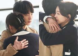 Lee Jun Ki ôm chặt Moon Chae Won ở buổi đóng máy 'Hoa của quỷ'