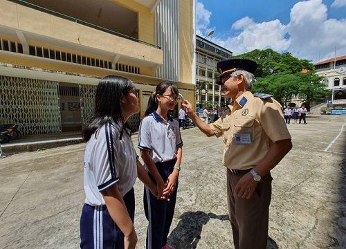 Mỗi sáng đứng cổng trường chúc học trò 'ngày mới tốt lành'