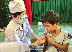 Quảng Ngãi: Tiêm phòng Sởi- Rubella cho gần 11 nghìn trẻ em miền núi