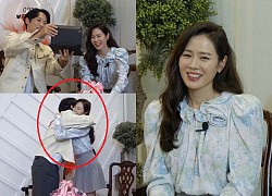 Son Ye Jin thân mật ôm trai lạ trong fan meeting, không mảy may mời Hyun Bin đến dự