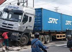 Xe container kéo 2 feet đâm gãy trụ biển báo trên QL1