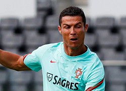 Bị nhắc nhở vì tháo khẩu trang, Ronaldo hành xử thế nào?