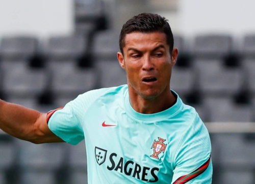 Bị nhắc nhở vì tháo khẩu trang, Ronaldo hành xử thế nào?