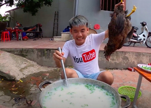 Con trai Bà Tân Vlog bị dân mạng chỉ trích gay gắt khi nấu cháo với gà còn nguyên lông: 'Vừa mất vệ sinh lại còn phí phạm thức ăn'